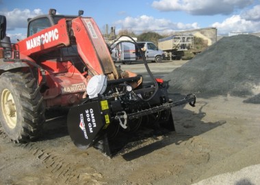 Malaxage de beton avec godet et Manitou