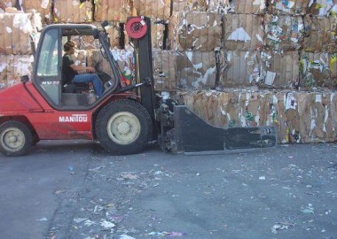 Pince à déchet sur frontal semi industriel Manitou