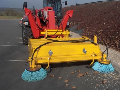 Balayeuse sur fourches montée sur télescopique Manitou