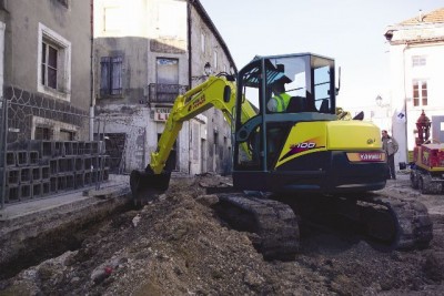 Terrassement avec une Yanmar SV 100 10 tonnes